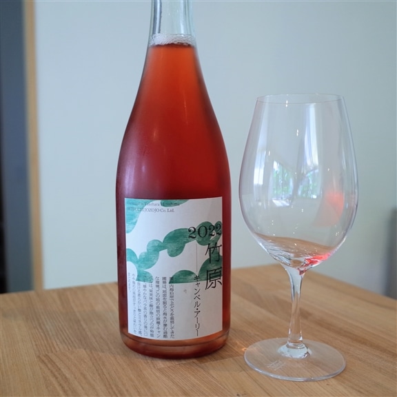 瀬戸内醸造所　竹原キャンベル・アーリー ギフトボックス付のパッケージ画像とワイングラス
