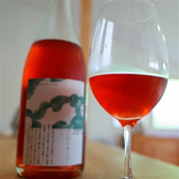 瀬戸内醸造所　竹原キャンベル・アーリー ギフトボックス付をワイングラスに注いだ写真1。美しい色合いが楽しめる。